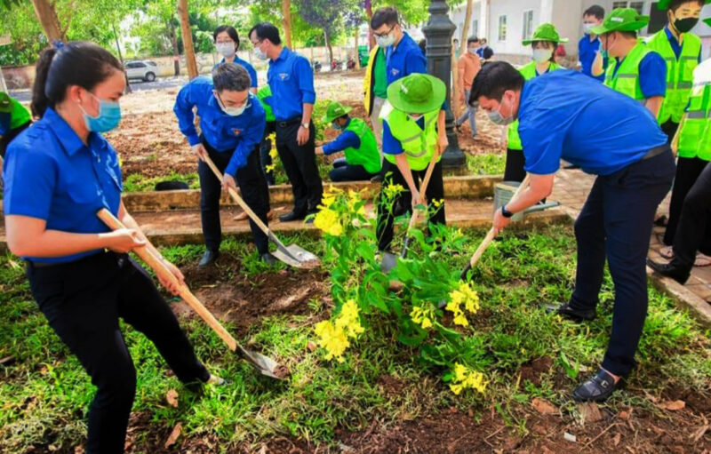 ảnh bảo vệ môi trường trồng cây làm xanh môi trường
