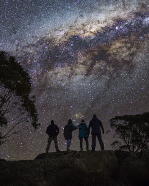 Ảnh bầu trời đêm đầy sao với 4 người bạn