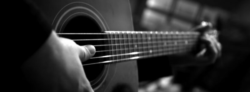 Schwarz-Weiß-Coverfoto mit Gitarre