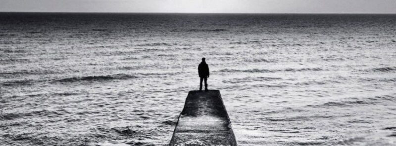 Ảnh bìa đen trắng - người đàn ông đứng giữa biển