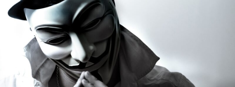 Ảnh bìa hacker mặc áo khoác trắng đen