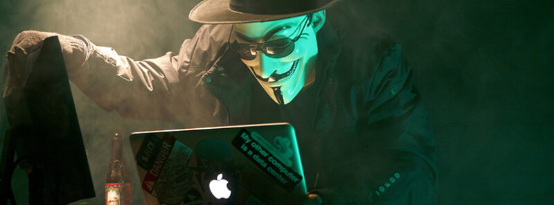 Ảnh bìa hacker và laptop