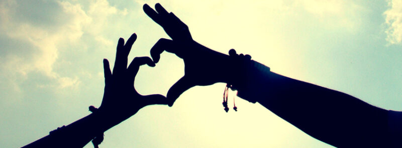 ảnh bìa tình yêu cho facebook tay ghép hình trái tim