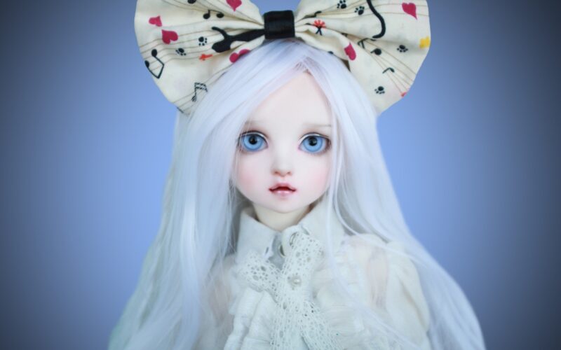 Ảnh búp bê dễ thương đeo nơ to