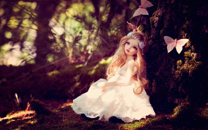 Ảnh búp bê dễ thương ngồi trong rừng buồn đẹp nhất