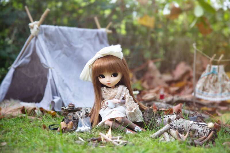 Ảnh búp bê dễ thương tóc nâu bên lều