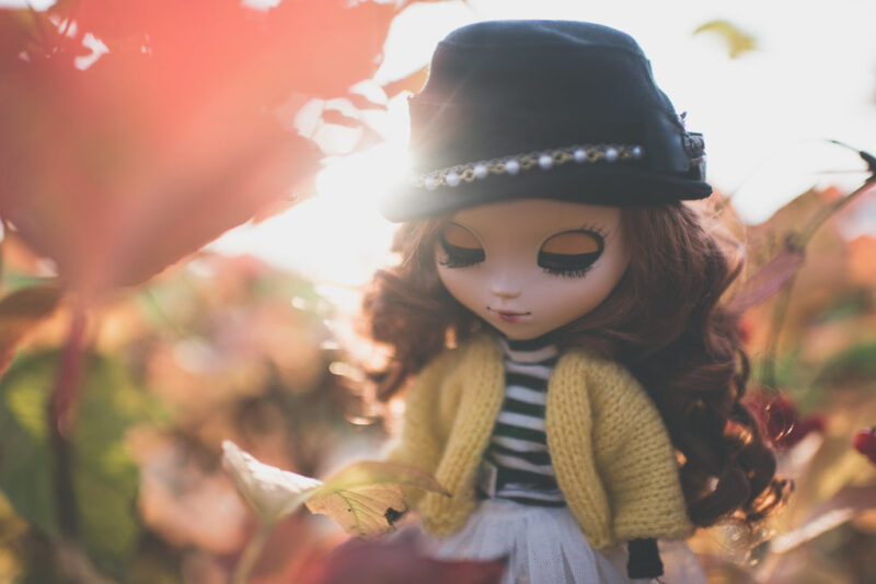 Ảnh búp bê dễ thương tóc xoăn nón đen