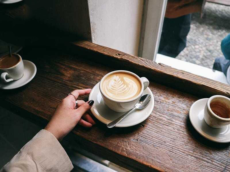 Ảnh cafe buồn trên bàn gỗ