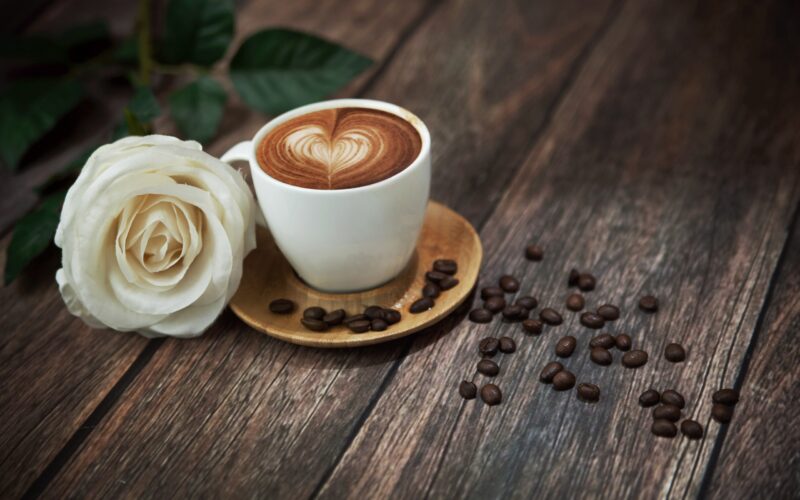 Ảnh cafe và hoa hồng trắng