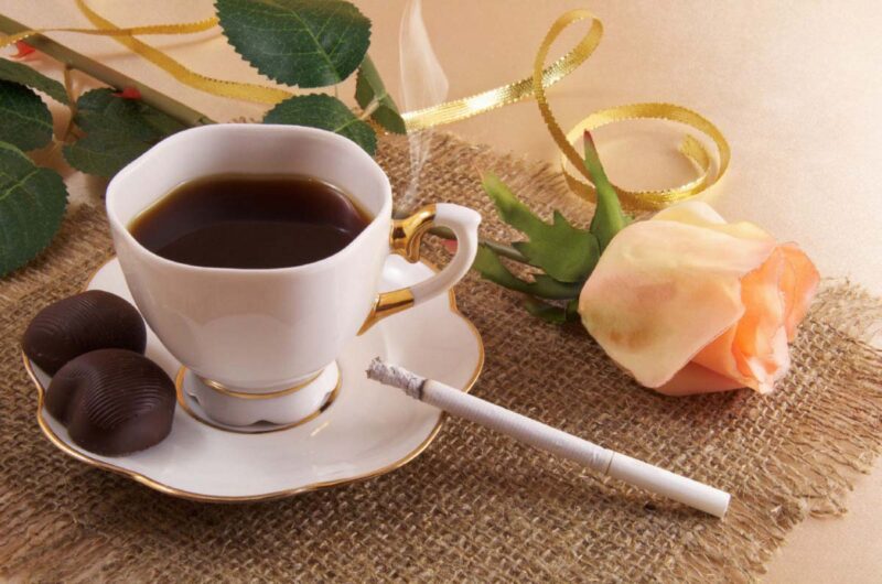 Ảnh cafe và hoa hồng vàng