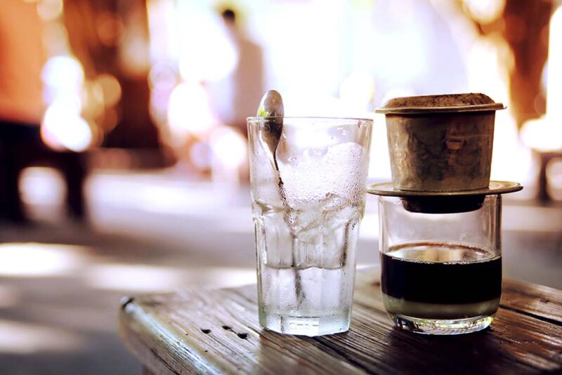 Ảnh cafep pha phin đường phố