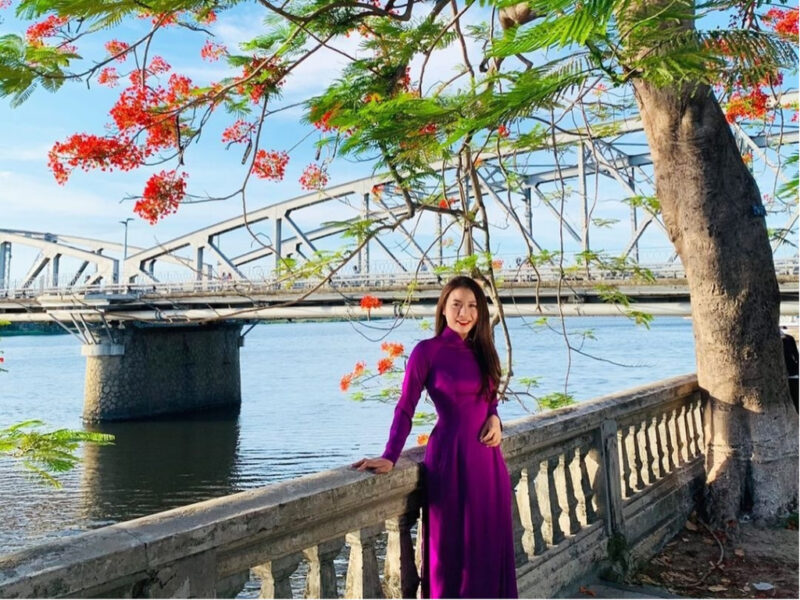 ảnh cây phượng già với nét đẹp người con gái Việt Nam