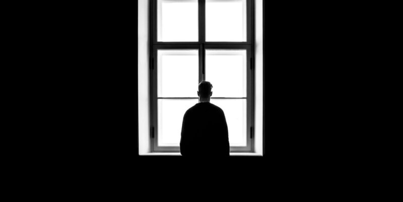 ảnh chán đời, bế tắc nhìn qua khung cửa sổ