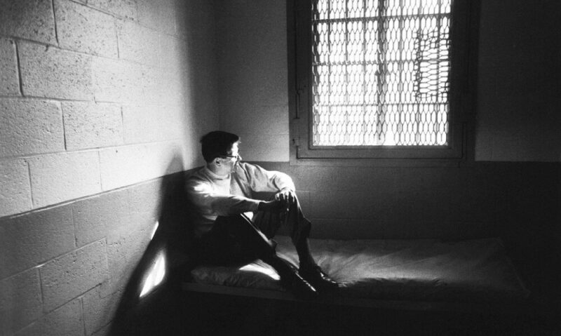 ảnh chán đời, bế tắc trong căn phòng hẹp