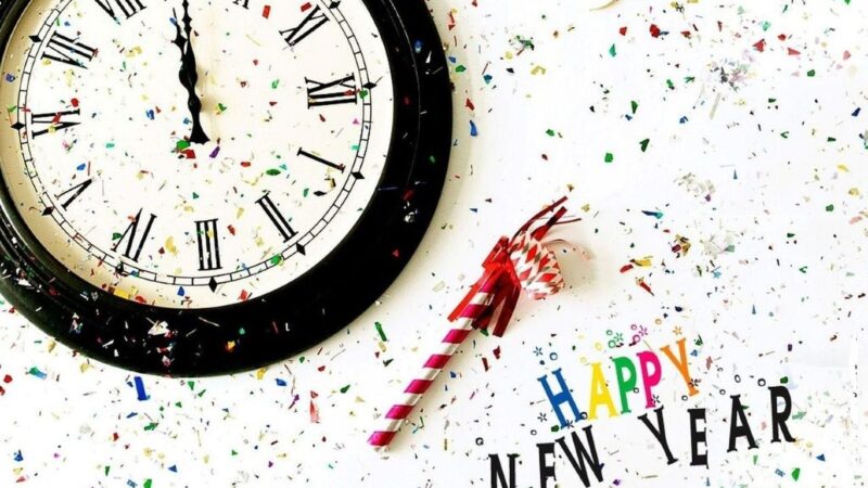 Ảnh chúc mừng năm mới pháo giấy màu và đồng hồ