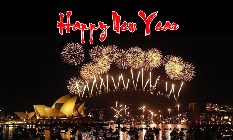 Ảnh chúc mừng năm mới xa xa thành phố và pháo hoa