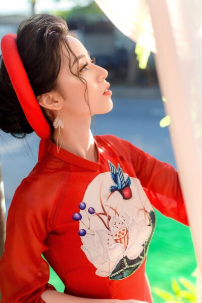 Ảnh cô dâu đơn góc nghiêng mặc áo dài đỏ