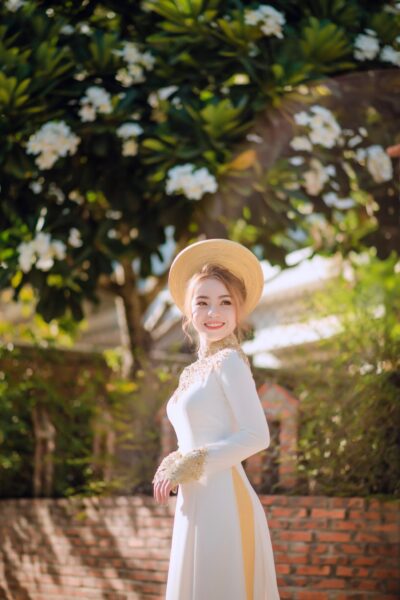 Ảnh cô dâu đơn mặc áo dày truyền thống