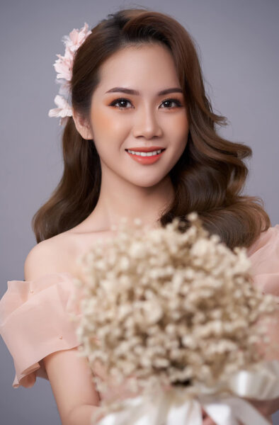 Ảnh cô dâu đơn mặc váy cưới màu hồng