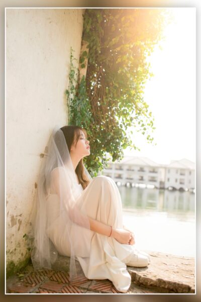 Ảnh cô dâu đơn ngồi bên hiên nhà