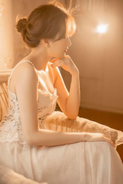 Ảnh cô dâu đơn ngồi trên ghế mây