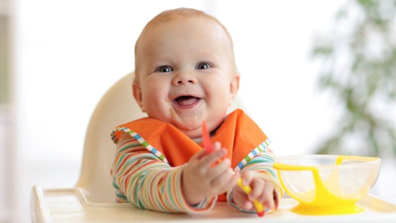 ảnh cười đẹp của em bé khi ăn cơm