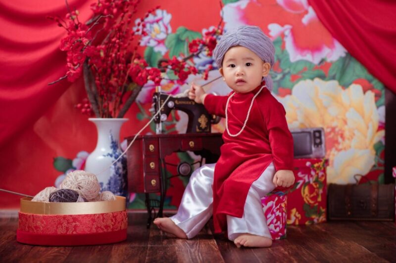 ảnh em bé dễ thương trong bộ áo dài truyền thống