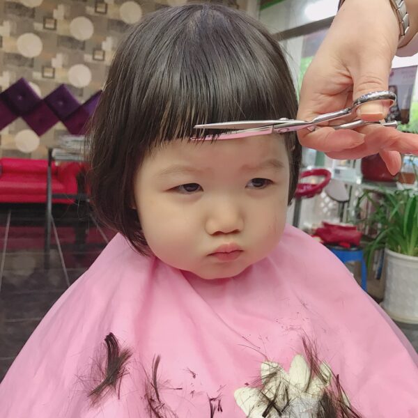 ảnh em bé dễ thương với cặp má bánh bao