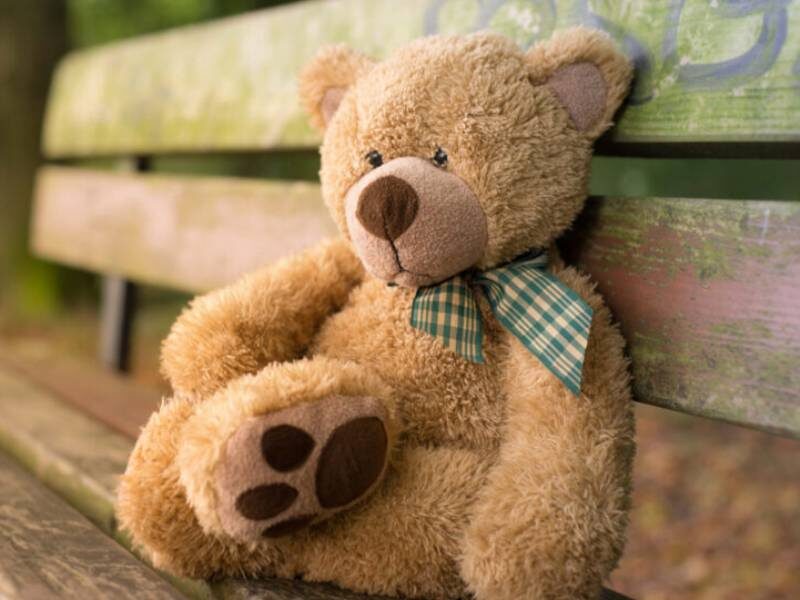 Ảnh gấu bông đẹp nhất - gấu bông buồn ngồi trên băng ghế