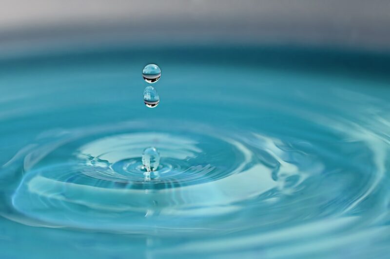 Ảnh giọt nước giữa bể nước xanh