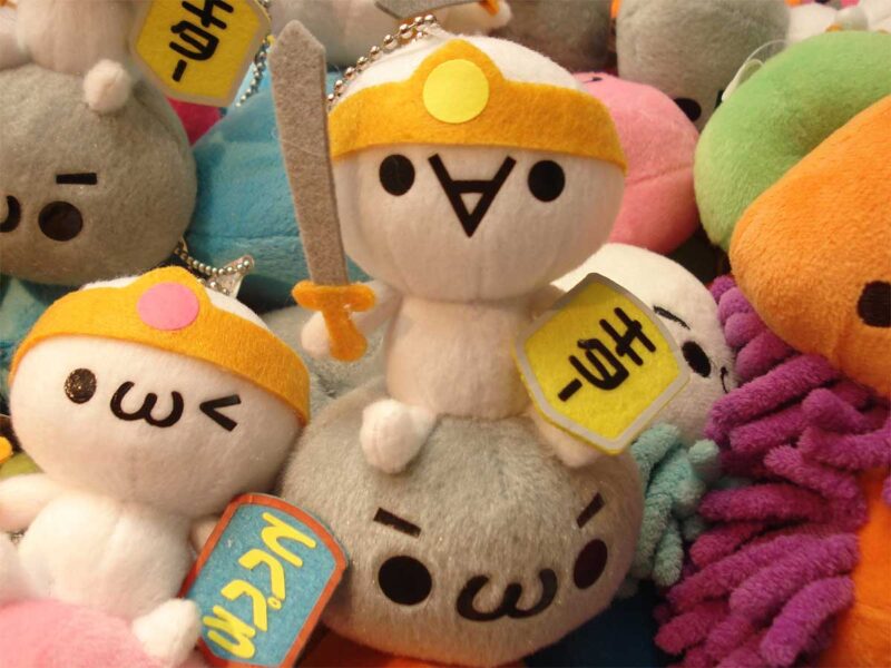 Ảnh Kaomoji dễ thương trên gấu bông