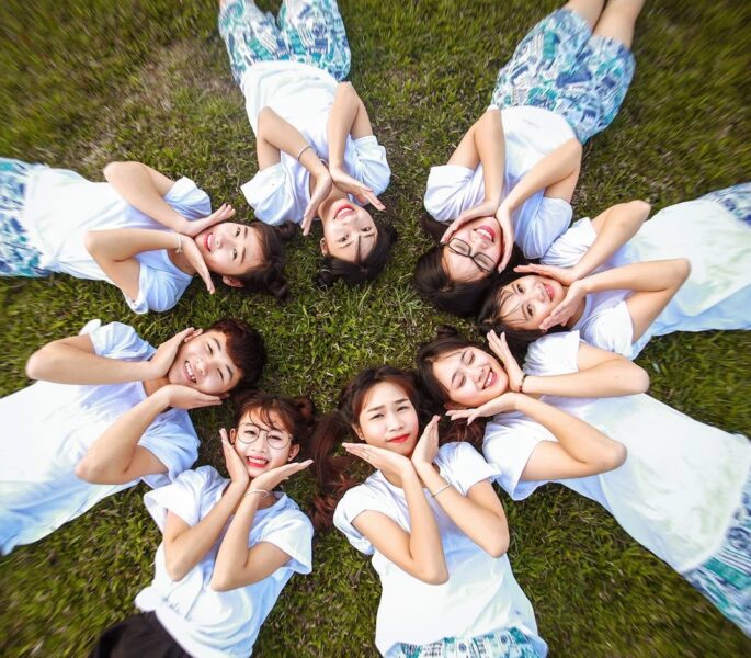 ảnh kỷ yếu mặc quần đùi hoa