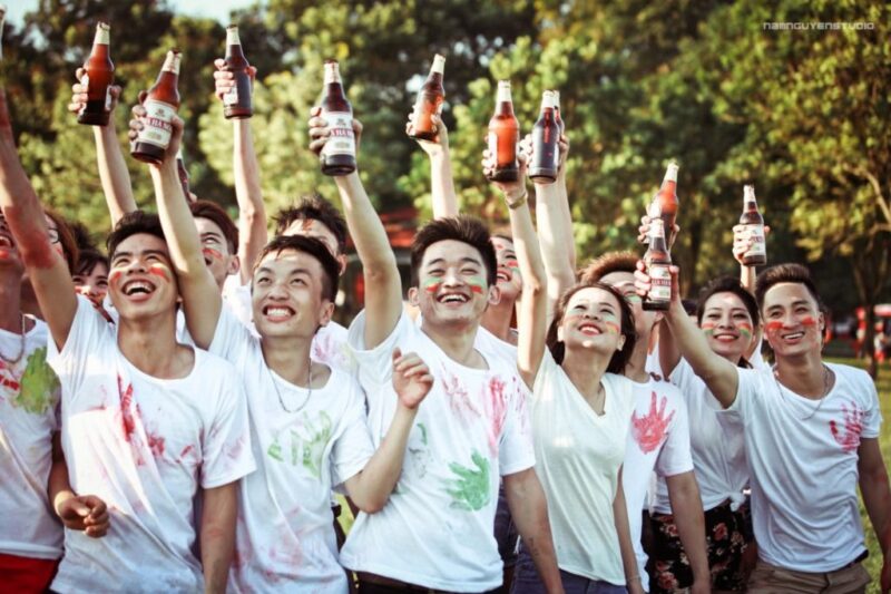 Ảnh kỷ yếu nâng ly