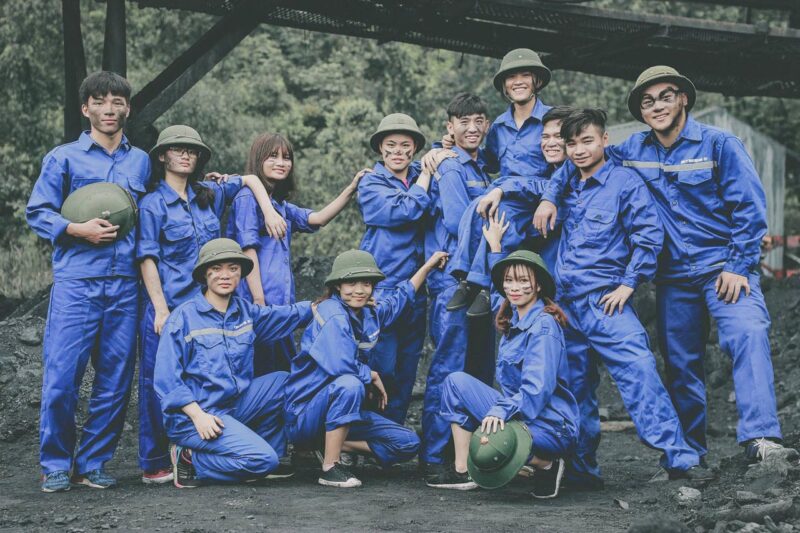 ảnh kỷ yếu quần áo bảo hộ xanh