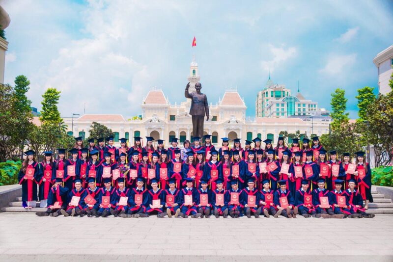 Ảnh kỷ yếu sinh viên mặc áo cử nhân