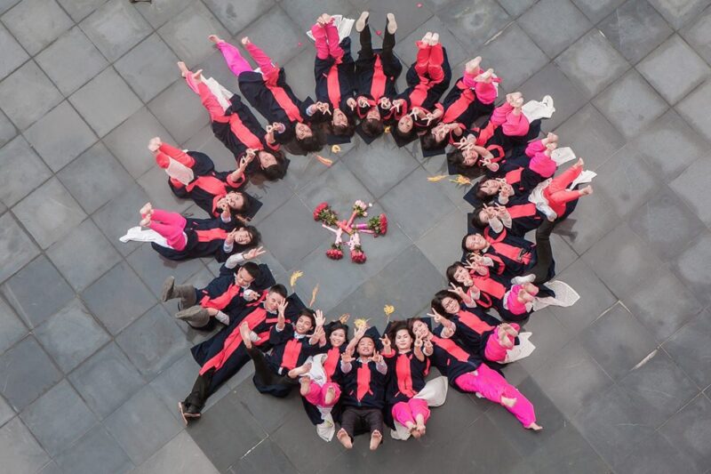 Ảnh kỷ yếu xếp hình tròn