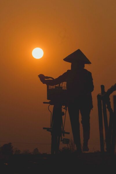 Foto eines friedlichen vietnamesischen Dorfes bei Sonnenuntergang