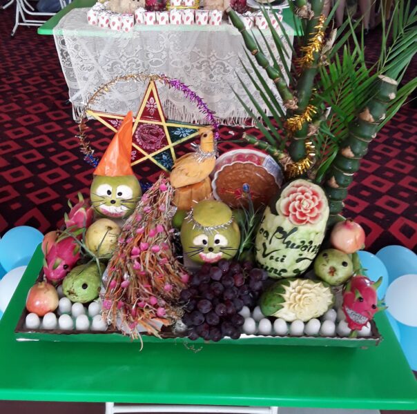 ảnh mâm ngũ quả và đèn ông sao