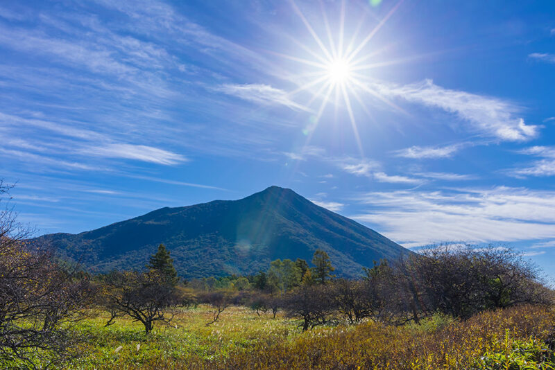 Ảnh mặt trời buổi trưa tỏa nắng trên bầu trời xanh ngắt