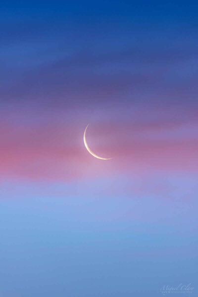 ảnh mây hồng tô điểm cho mặt trăng tỏa sáng