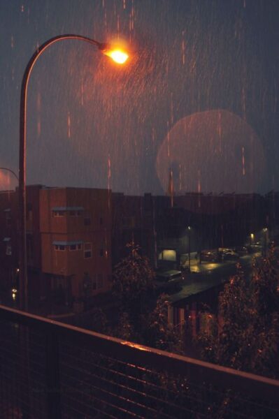 Ảnh mưa đêm buồn cùng ngọn đèn đường