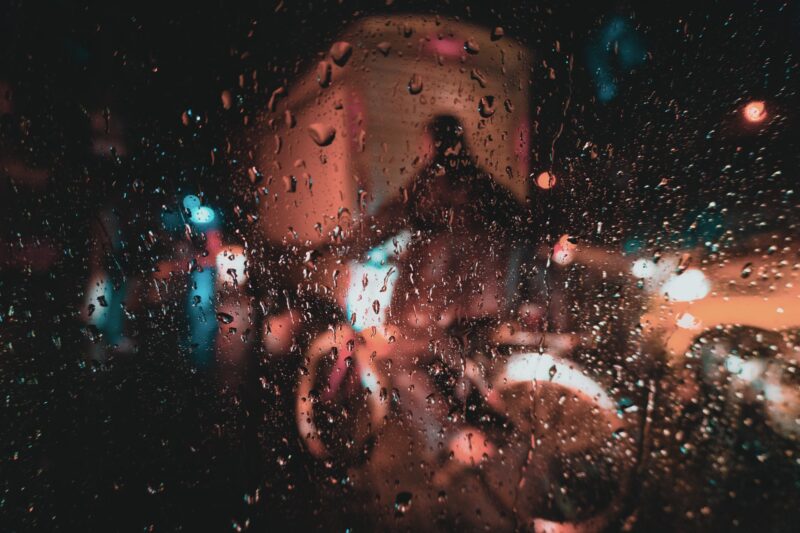 Ảnh mưa đêm buồn trên khung cửa kính