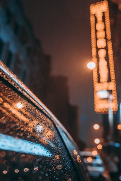 Ảnh mưa đêm trên mặt kính xe ô tô