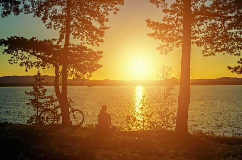 ảnh mùa hè ngồi bên bờ sông ngắm hoàng hôn