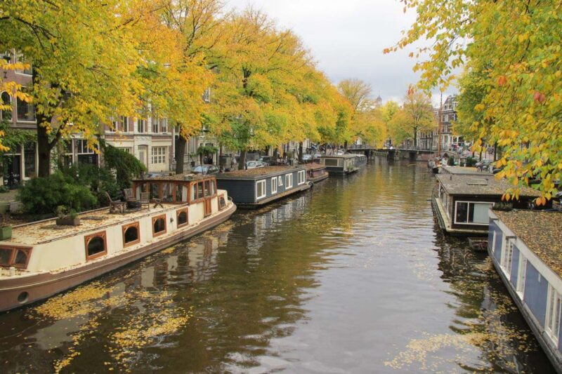 Ảnh mùa thu những chiếc thuyền trên sông