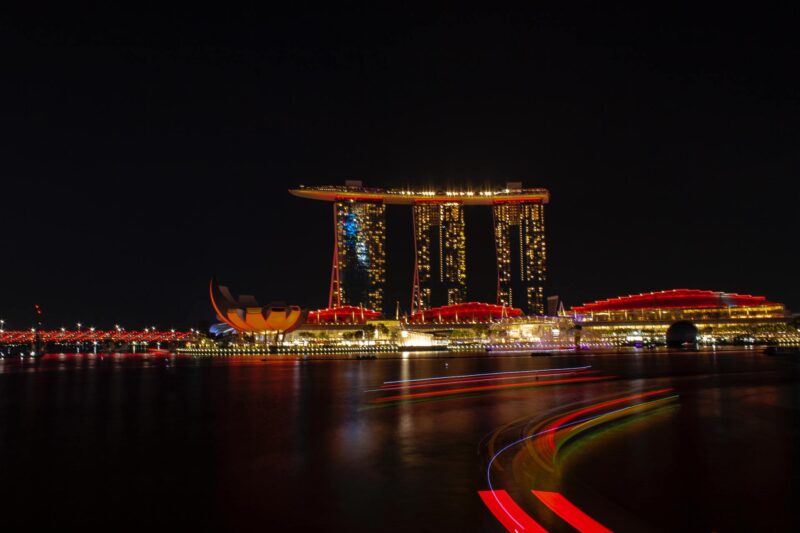 Ảnh nền thành phố về đêm ở Singapore