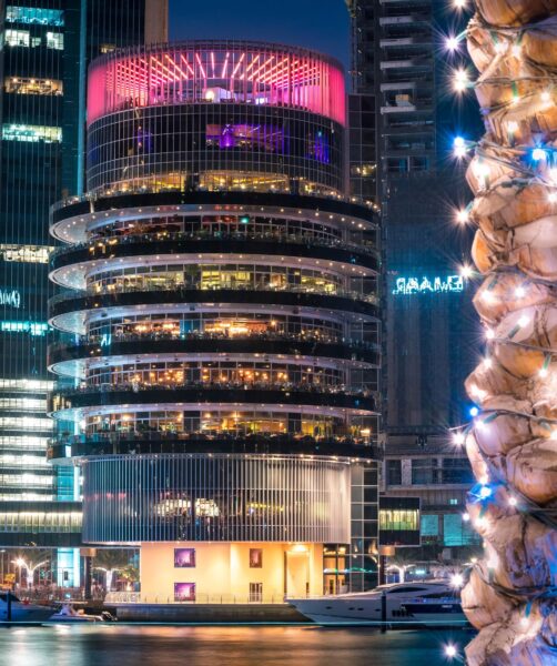 Ảnh nền thành phố về đêm toà nhà có kiến trúc độc đáo