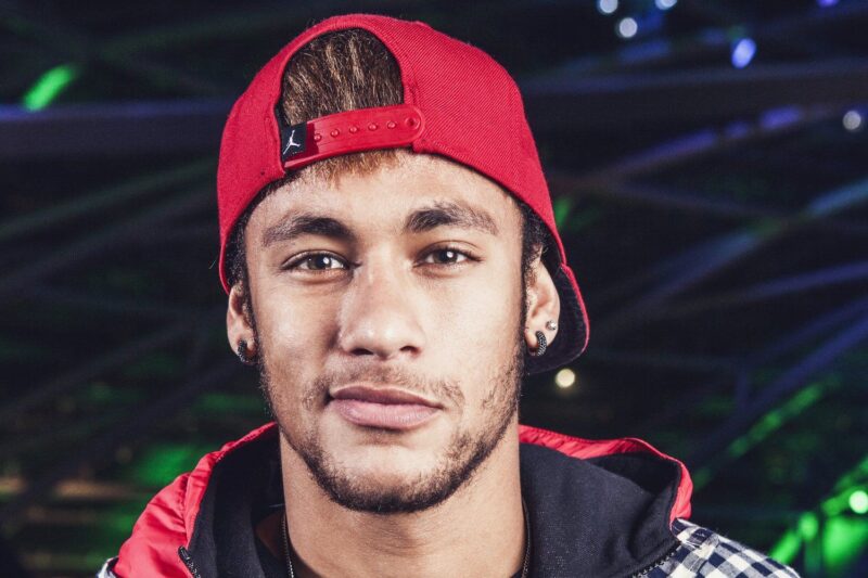 Hình ảnh đẹp nhất của Neymar trong chiếc mũ đỏ