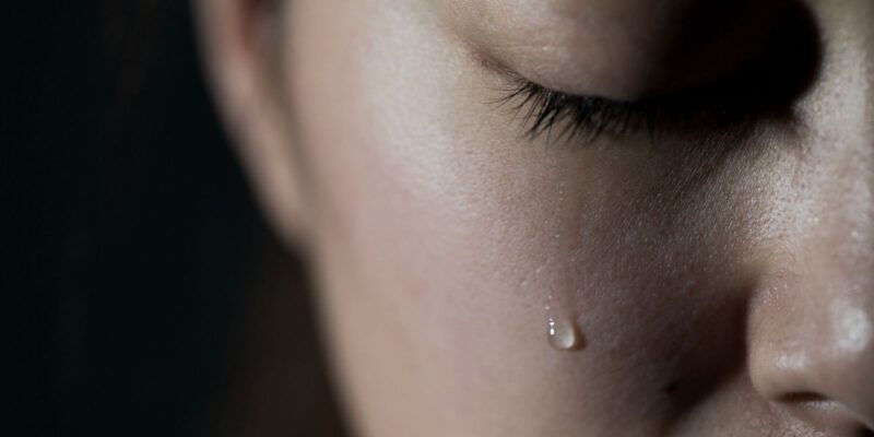 ảnh nước mắt rơi khóc đau khổ