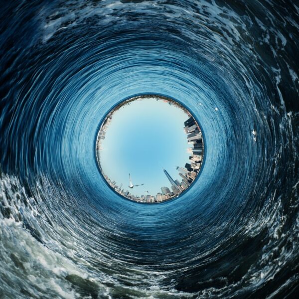 ảnh nước xoáy tròn in hình thành phố